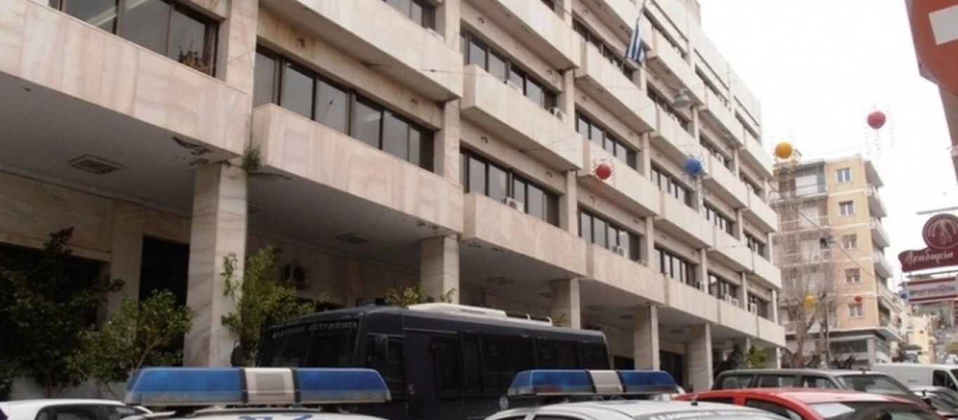 Πάτρα: Άγνωστοι επιτέθηκαν με μπογιές στο Τμήμα Μεταγωγών (φωτο)